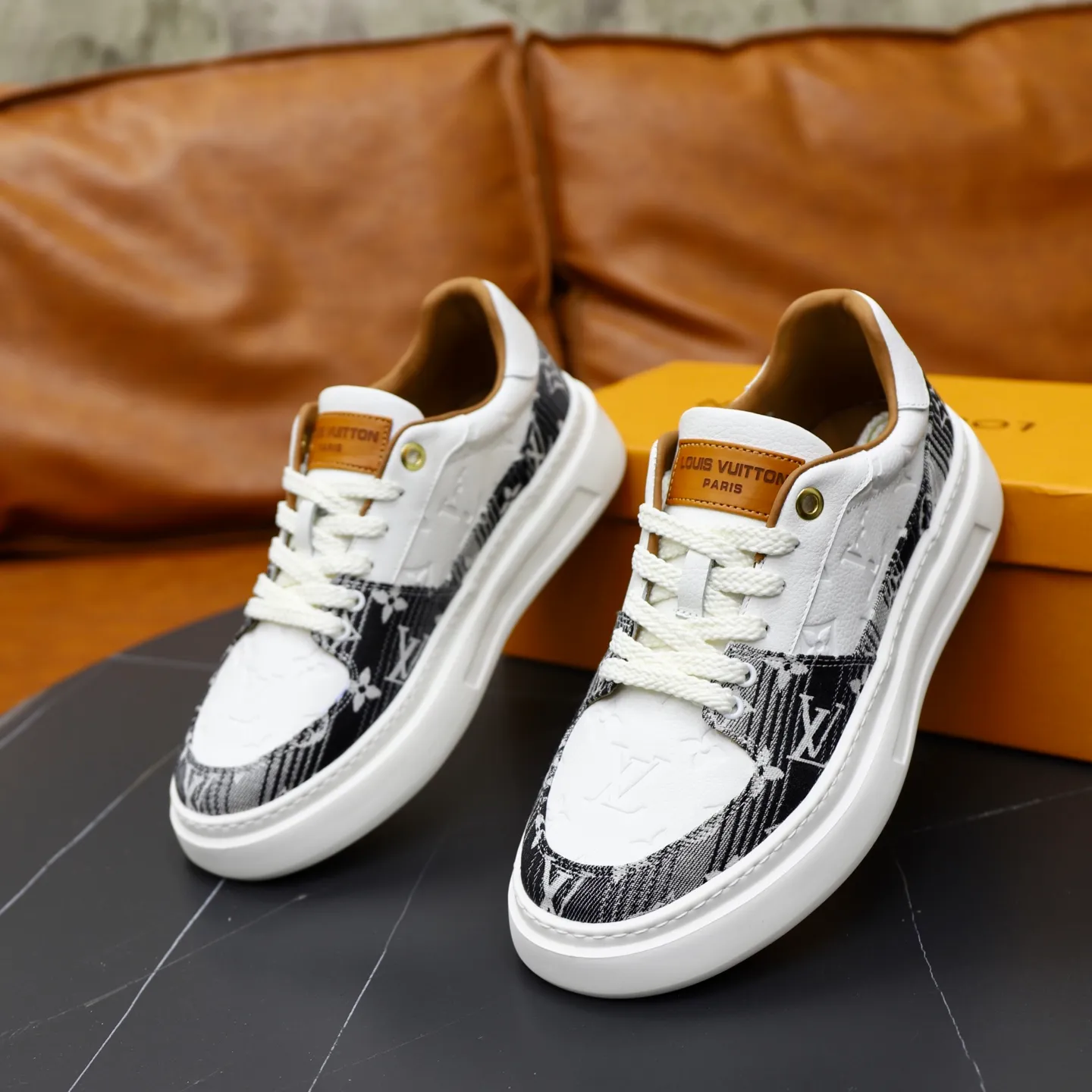 Ex-factory price: 480💰🙅‍♂️🙅‍♂️🙅‍♂️ Brand: LV Louis Vuitton Standard code: 38-44 (45 customized) Grade: Same as the official website Material: Original fabric Comfortable cowhide lining Increased lightness, wear-resistant and soft outsole Style category: Men's fashionable casual shoes Running sneakers Distinguished luxury brand elements Top luxury Color: actual picture color
